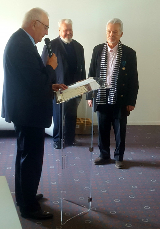 DR EB : Yves l'Helgoualc'h et André Le Bloa, reçoivent une lettre de reconnaissance des mains de Joël Ruz au nom du président de la fédération nationale du Mérite Maritime, Fabrice Viola.