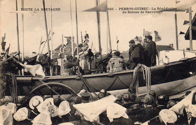 ©Légende de la carte postale : Émile Andrieu - collection : Toute la Bretagne 666 - Perros-Guirec - la bénédiction du canot de sauvetage, début du 20 e siècle. Bibliothèque bretonne Abbaye de Landévennec.