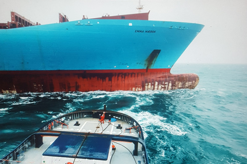 © Marine nationale : remorquage de l'EMMA Maersk par le R.I.A.S Abeille Bourbon.