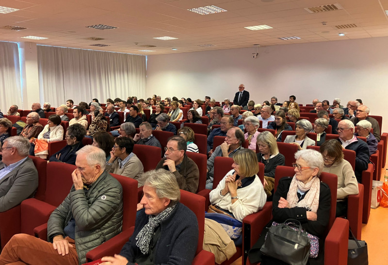 Conférence sur le rôle d'un préfet maritime à la faculté des lettres à Brest.