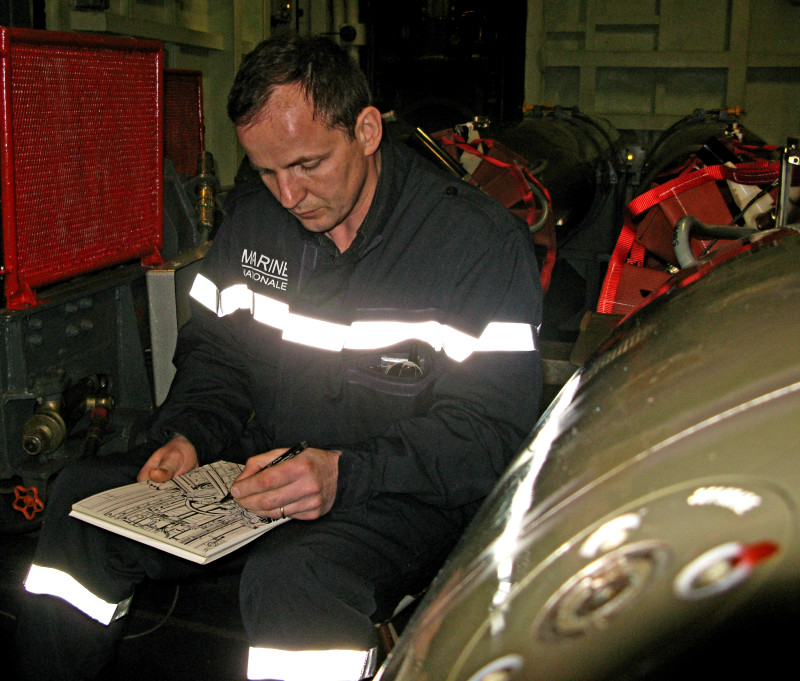 DR : Eric Berthou en mission comme peintre à bord de la FASM Tourville.