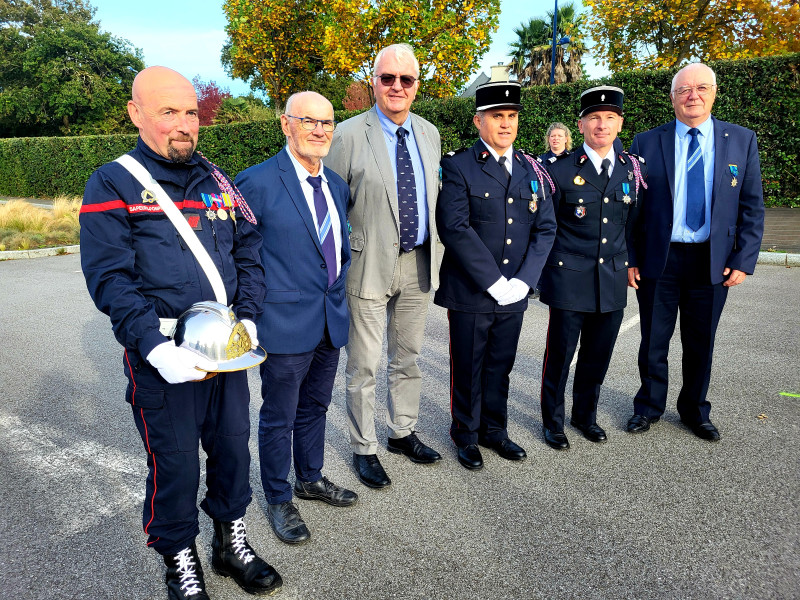 DR : de gauche à droite : Gildas Morvan SDIS29 et Claude Laurent du Mérite Maritime 29,  Philippe Joly, les récipiendaires du SDIS 29, le lieutenant Fabrice Cerisier et le capitaine Frédéric Toullec, Joël Ruz président du Mérite Maritime 29.