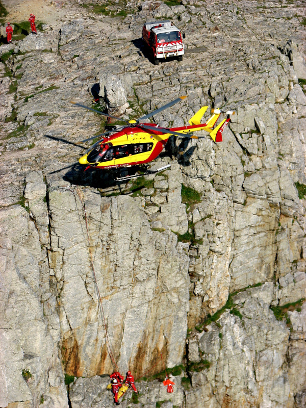 © José Davaïc : L'hélicoptère de la sécurité civile en hélitreuillage en presqu'ile de Crozon.