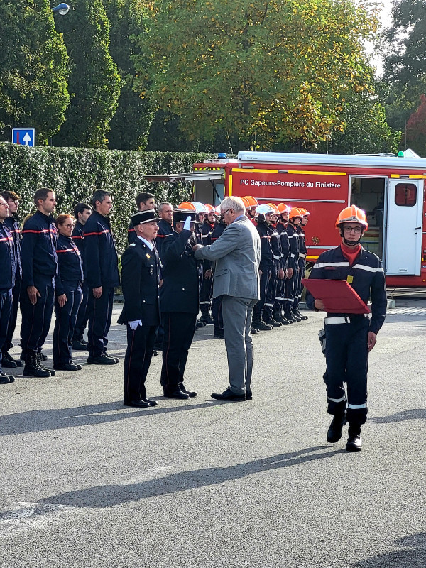 Deux pompiers décorés du Mérite Maritime à Bénodet.