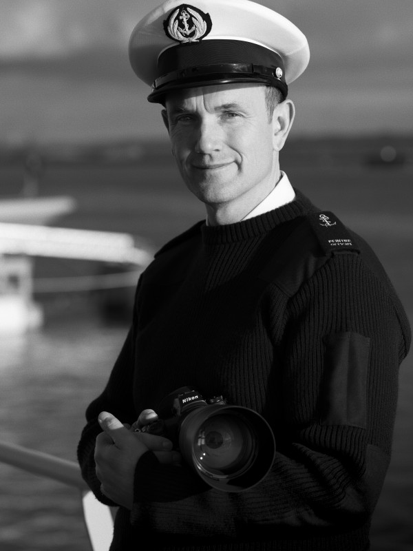 © Encre-marine.art : Portrait d'Ewan Lebourdais en tenue officielle de (POM), peintre Officiel  de la Marine.