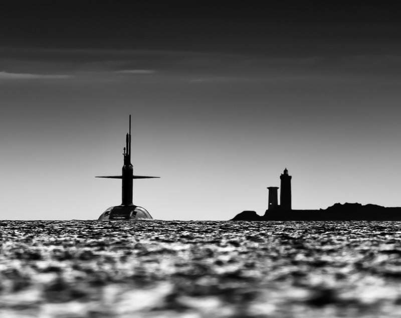 © Ewan Lebourdais : SNLE devant la pointe et le phare du Minou en route vers le large avant sa dilution sous les mers pour une patrouille de 70 jours.