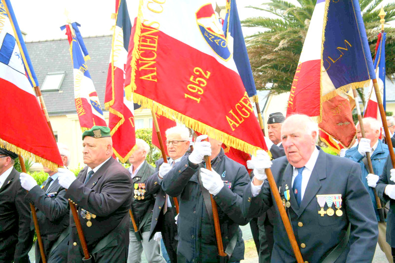 ©  Photo Michel Banalec :  Parmi les portes drapeaux à l'image, on note la présence de François Gobin, porte-drapeau de la section Finistère de la fédération nationale du Mérite Maritime.