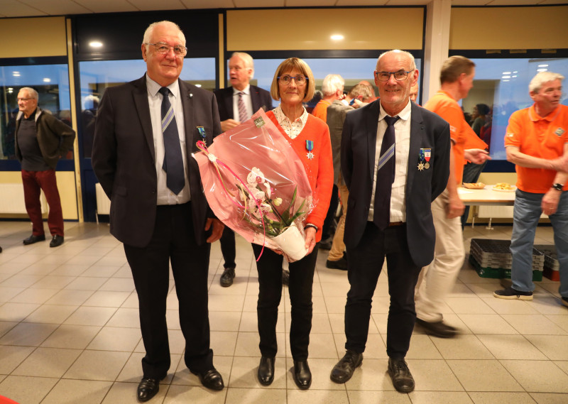 © Christian Moal : Jacqueline Le Bourgeois à l'honneur entre Joël Ruz président de la section finistère de la fédération nationale du Mérite Maritime et Claude Laurent vice-président. 