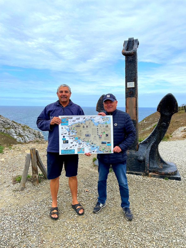 © Bruno Jonin et Eric Le Gall présentant leur carte des naufrages autour des Glénan devant l'ancre du Liberty-Ship, Océan Liberty