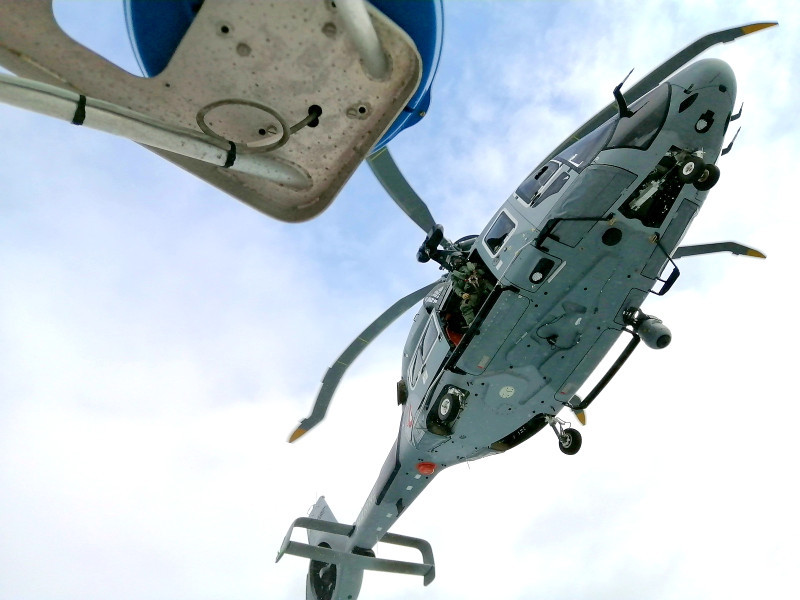 © Christian Wozniak : Vue du dessous  d'un hélicoptère de sauvetage  H160 en préparation d'hélitreuillage