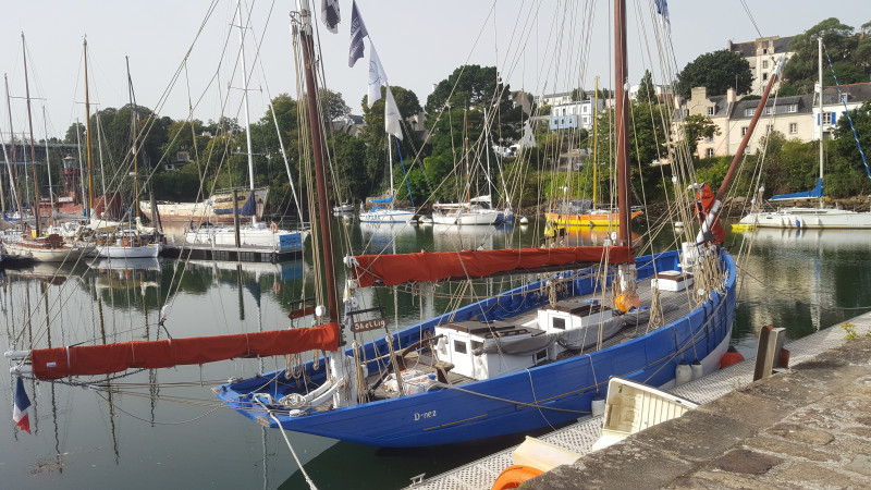 Premiers chaluts : l' hommage de Loïc Hascoët aux familles de pêcheurs de Douarnenez, Concarneau et Lorient.