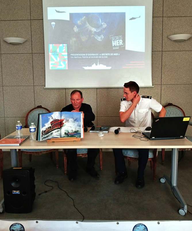 © Monique Berthou : présentation interview sur le livre Secrets de mer dans la salle des directeurs à la préfecture maritime de l'Atlantique à Brest.